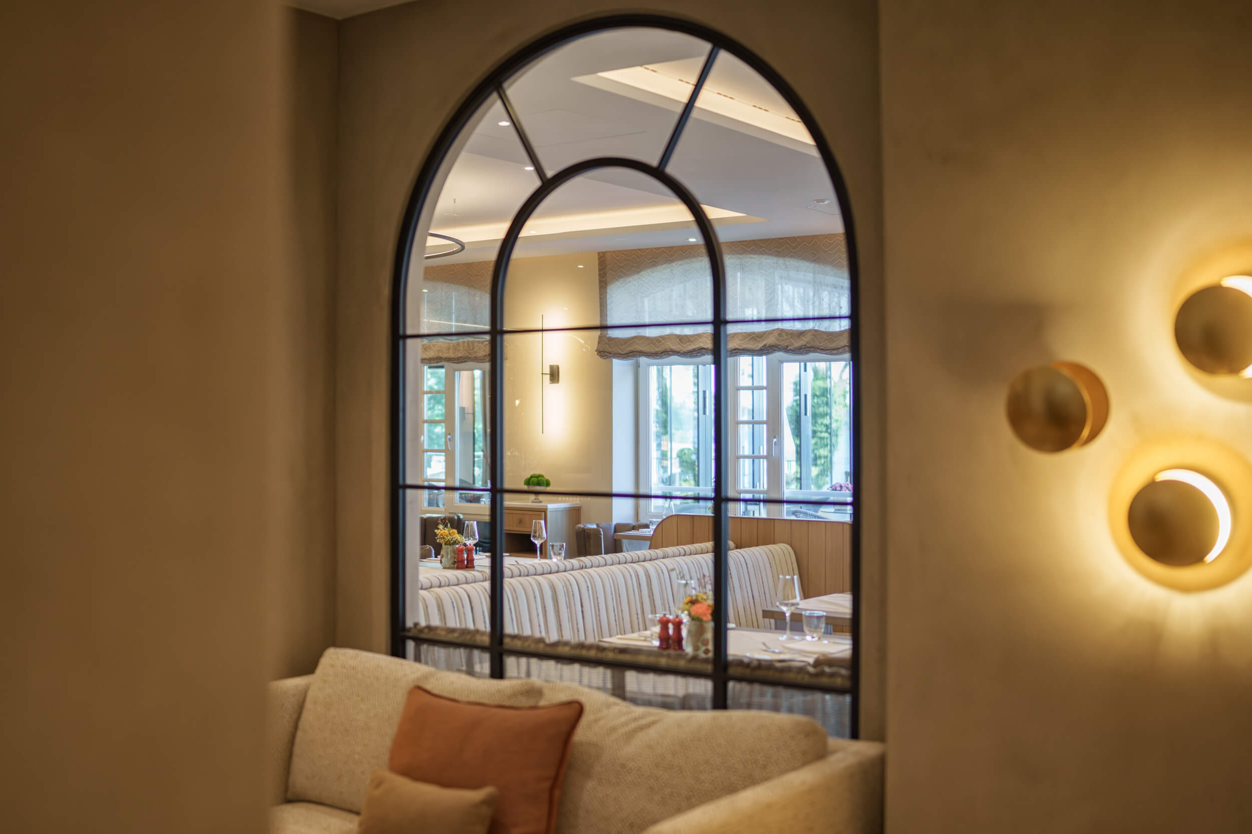 Blick durch Innenfenster auf die Bar im Alten Meierhof in Glücksburg
