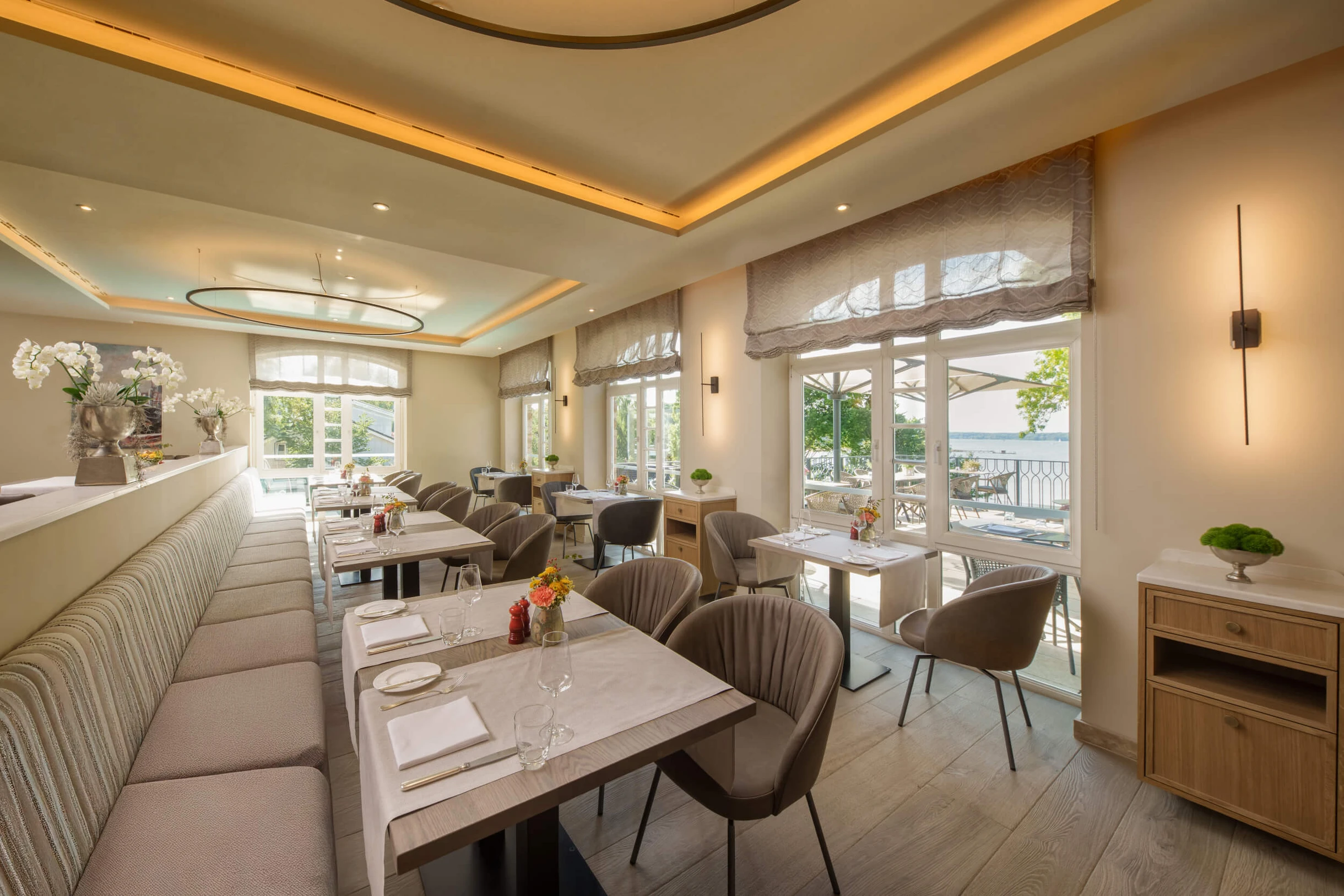 Indirekte Deckenbeleuchtung in der Brasserie im Alten Meierhof in Glücksburg