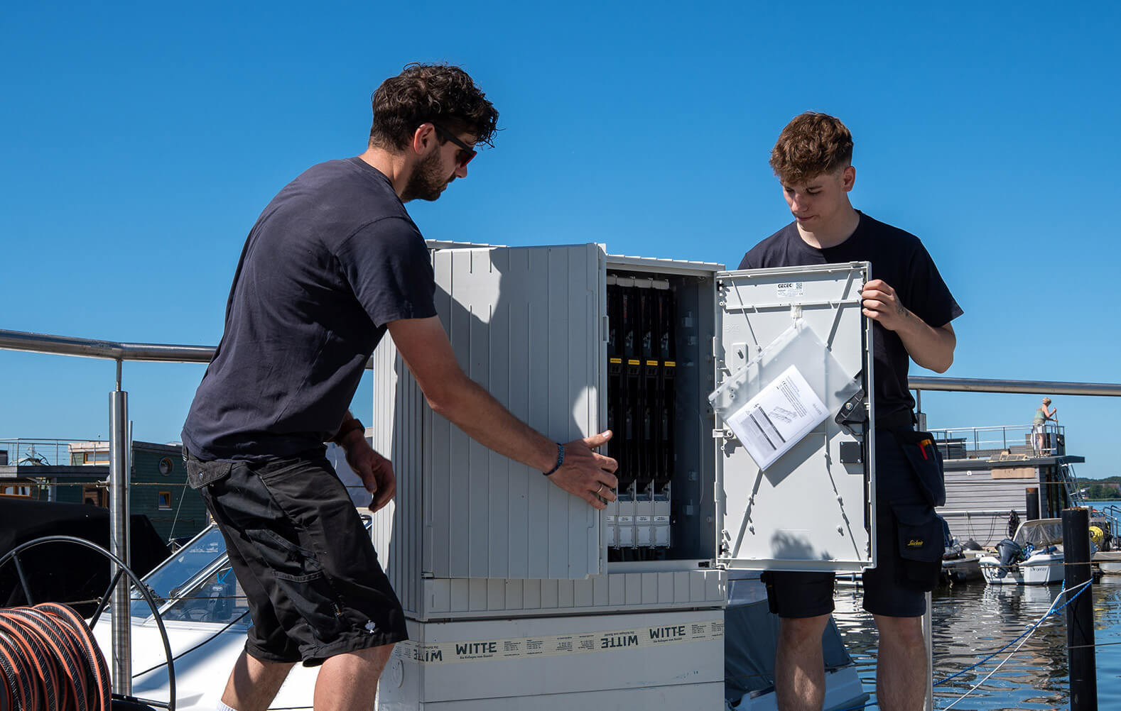 Zwei Angestellte von Elektro Brix an einem Verteilerkasten