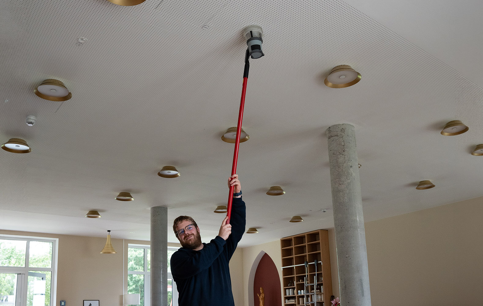 Ein Angestellter von Elektro Brix wartet Rauchwarnmelder