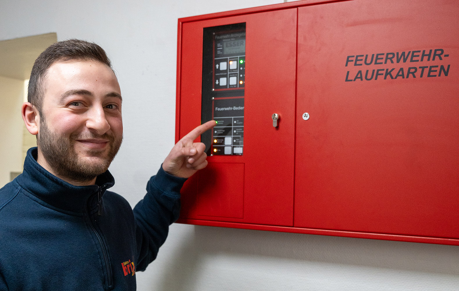 Ein Angestellter von Elektro Brix an einem Kasten der Feuerwehr