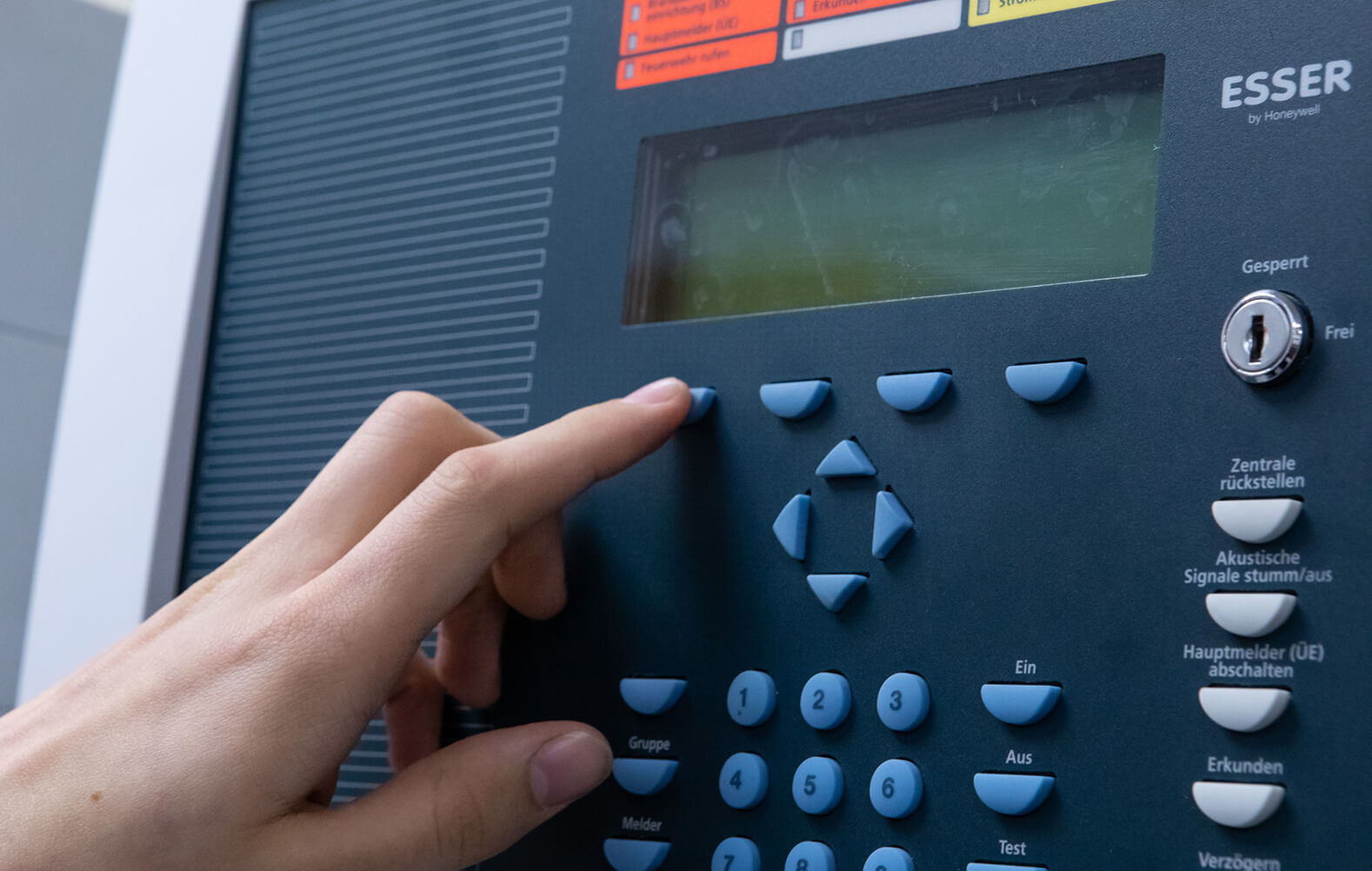 Nahaufnahme wie jemand mit der linken Hand etwas auf einem Funktionspad eingibt