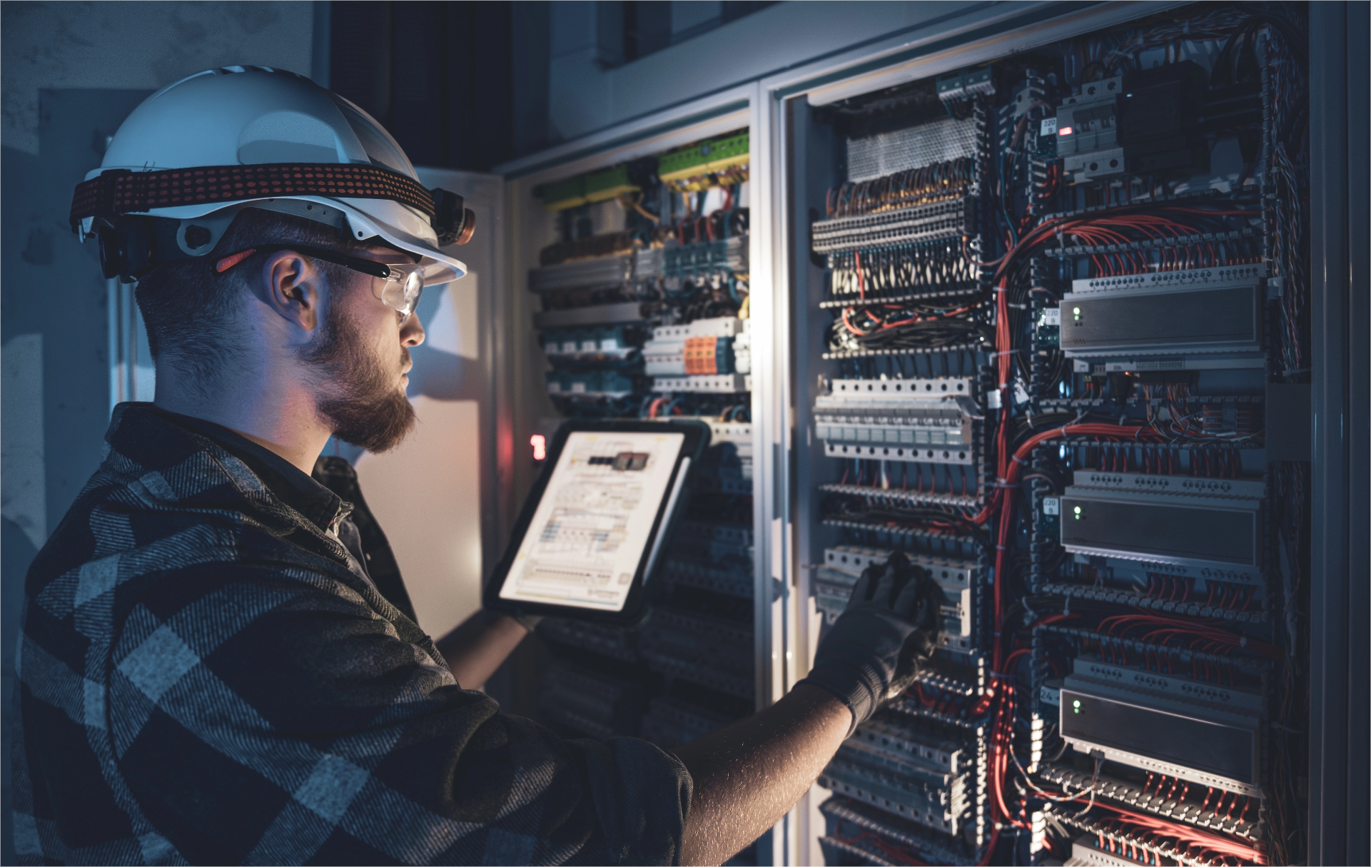 Ein Elektro Brix Angestellter arbeitet an einem großen Schaltschrank